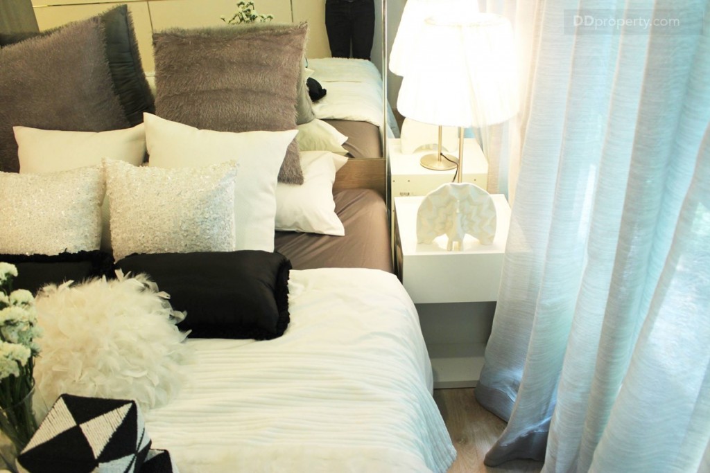 แต่ก็ยังพอมีพื้นที่ทางเดินด้านข้างเตียงอยู่ 