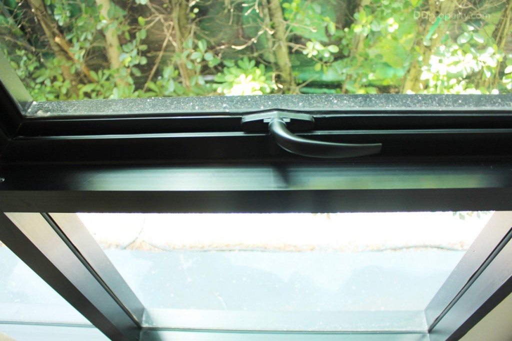 หน้าต่างภายในห้องนอนที่ให้มาเป็นบานกระทุ้ง กรอบอลูมิเนียมสีดำ บานใหญ่สามารถรับแสงได้ดี แต่สามารถเปิดรับลมได้มีเพียงบานเดียว