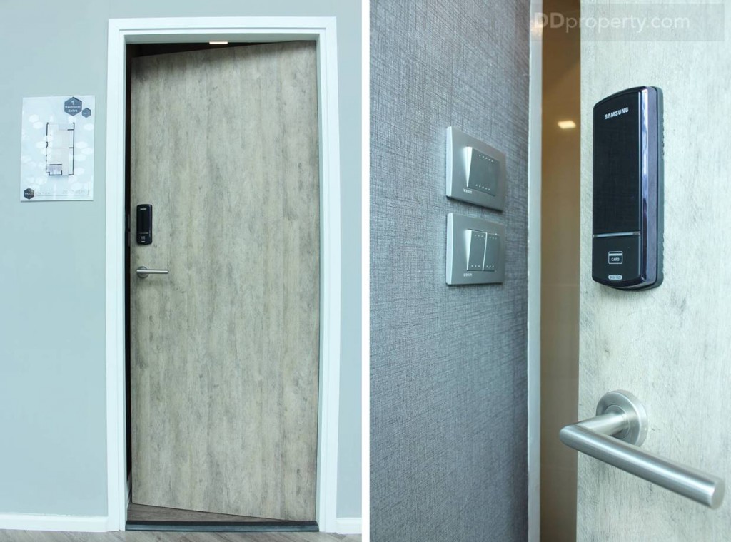 รีวิวห้องตัวอย่างแบบ 1 ห้องนอน Extra ซึ่งห้องนี้มีการวางแปลนเหมือนห้องแบบ 1 ห้องนอนห้อง ทุกประการ แต่จะมีความแตกต่างก็แค่เรื่องของพื้นที่ใช้สอยที่เพิ่มขึ้นเป็น 26.12 ตร.ม. ประตูห้องเป็นประตูไม้จริง ตกแต่งด้วยลามิเนต พร้อมมือจับแบบก้านโยกและ Digital Door Lock ของ Samsumg เช่นกันทุกห้อง