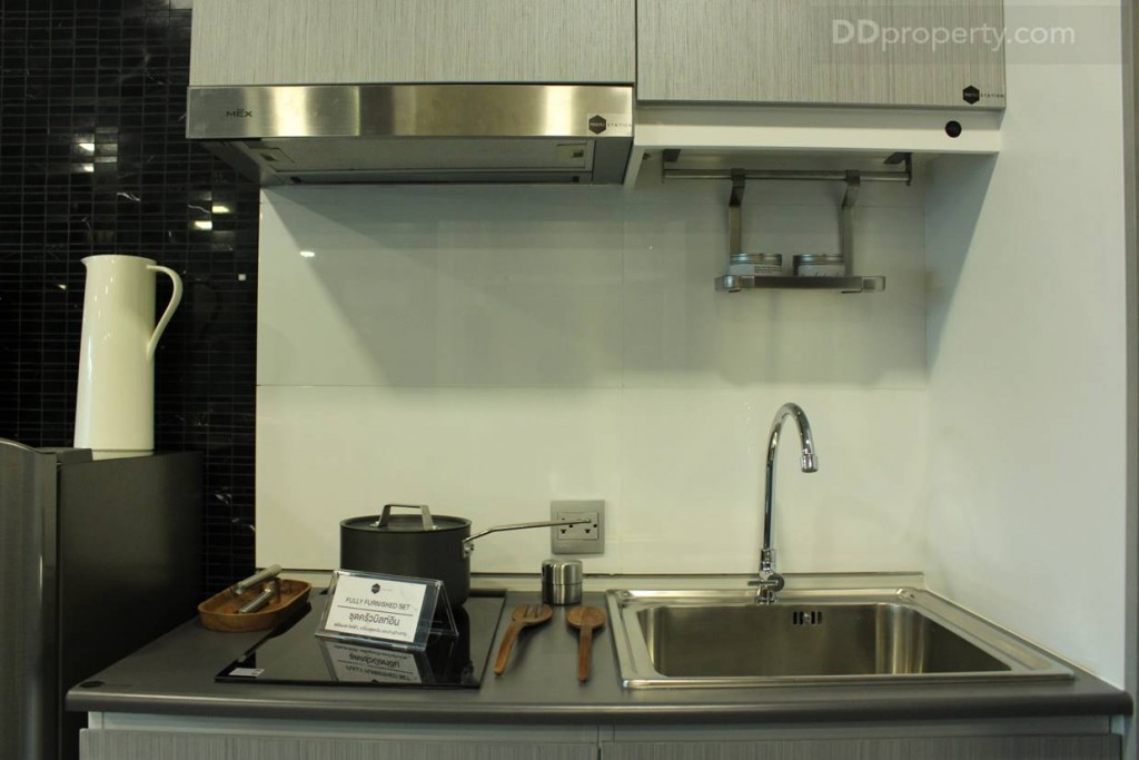 วัสดุที่ใช้เหมือนกับผนังครัวมีการติดด้วยกระเบื้องเพื่อความสะดวก และสะอาดในการใช้งาน