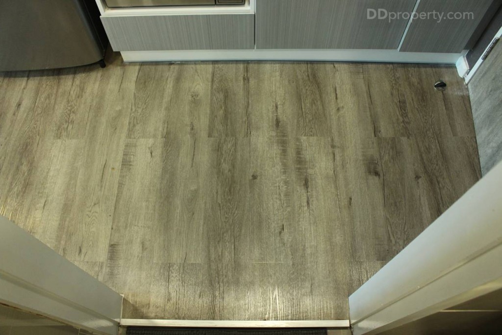 พื้นที่ทางเดินบริเวณทางเข้าห้อง พื้นปูด้วย Smart  Vinyl ลายไม้ สวยงามทนทาน