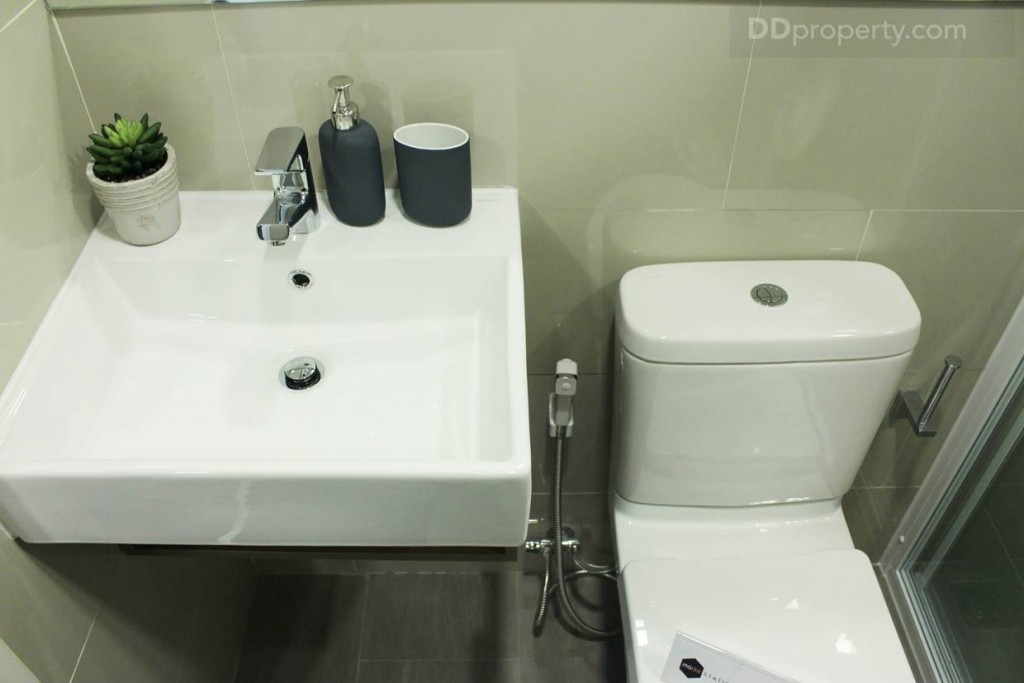 สุขภัณฑ์ ของ Kohler และ อ่างล้างหน้า Mogen แบบมาตรฐาน