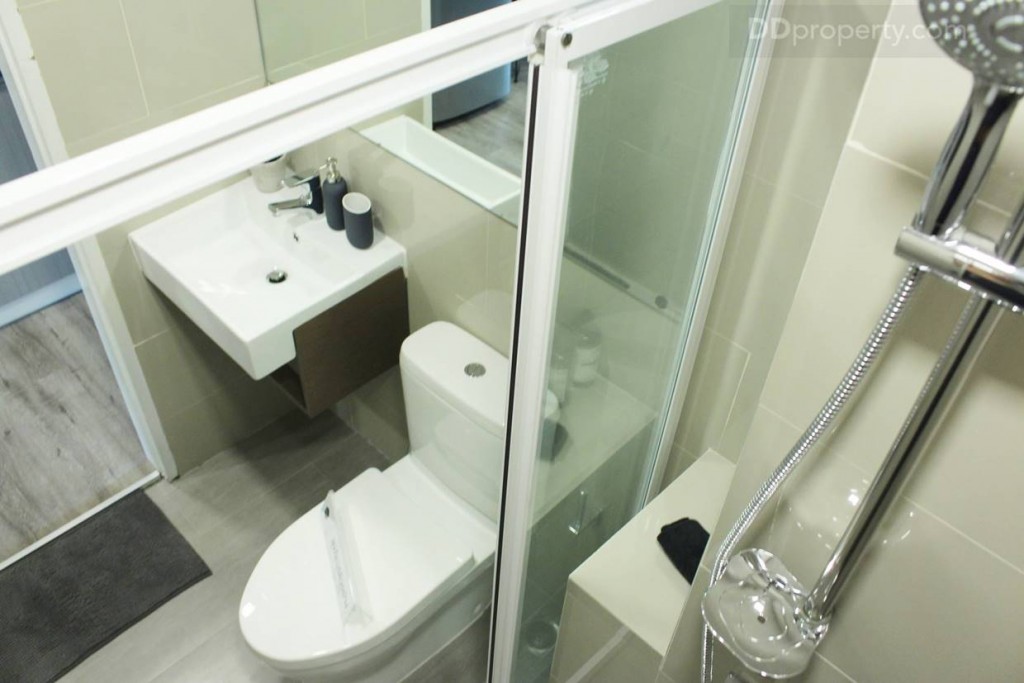 ห้องอาบน้ำขนาด 0.75 เมตร อาบได้ที่ละคน ตัว Shower Box ที่ได้จะได้เป็นบานเลื่อน 3 ตอน กระจกเทมเปอร์พร้อมพื้นที่ห้องน้ำมีการแยกส่วนเปียกแห้งอย่างชัดเจน ผนังห้องน้ำปูด้วยกระเบื้อง