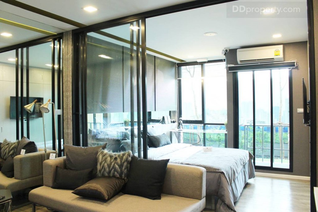 พื้นที่ระยะหว่างจากชั้นวางที่วี กับโซฟาประมาณ 1 เมตร ซึ่งเป็นระยะที่กำลังดี  ฉากกั้นห้องเป็นกระจกบานเลื่อนสูงถึงงฝ้าเพดานแบบ 3 ตอน ขอบอลูมิเนียมดำ ด้วยกระจกบานใหญ่ที่สูงถึงเพดาน และความสูงของห้อง 2.4 เมตร ทำให้ห้องดูโปร่ง มากทีเดียว