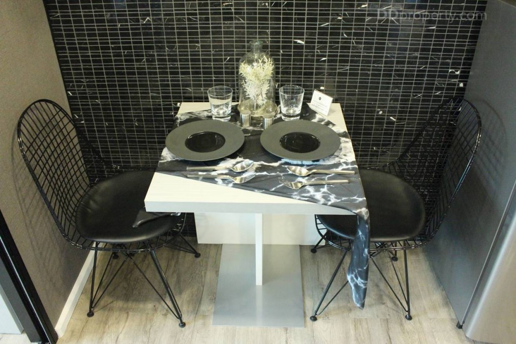 ถัดจากห้องครัว เป็นที่วางตู้เย็น เป้นเป็นโต๊ะรับประทานอาหาร ที่วางเข้ามุมอย่างเป็นสัดส่วน ซึ่งให้มาพร้อมกับห้อง แต่เก้าอีกอาจจะไม่ได้แบบห้องตัวอย่างนะครับ