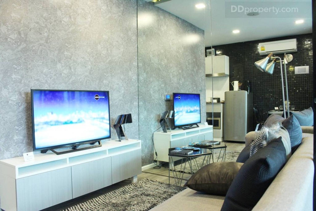 ห้องนี้จะหันห้องนั่งเลยทางทางกำแพงห้องน้ำแทน ส่วนผนังห้องจะเป็นสีขาวฉาบเรียบๆ ไม่ได้ติดวอลเปเปอร์ให้