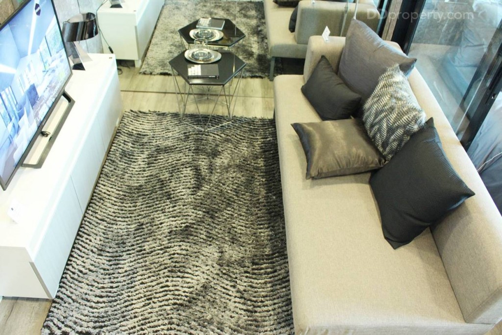 พื้นที่ระยะหว่างจากชั้นวางที่วี กับโซฟาประมาณ 1 เมตร ซึ่งเป็นระยะที่กำลังดี