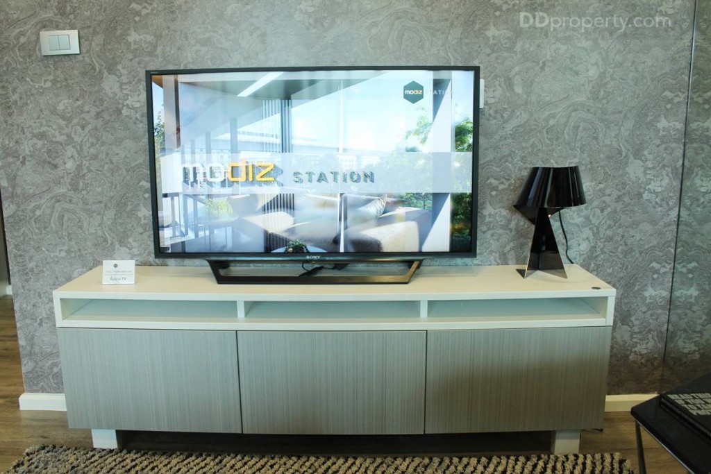 ชั้นวางที่วีออกถูกแบบมาเพื่อโครงการนี้โดยเฉพาะ ขนาด 1.5 x 0.5 เมตร