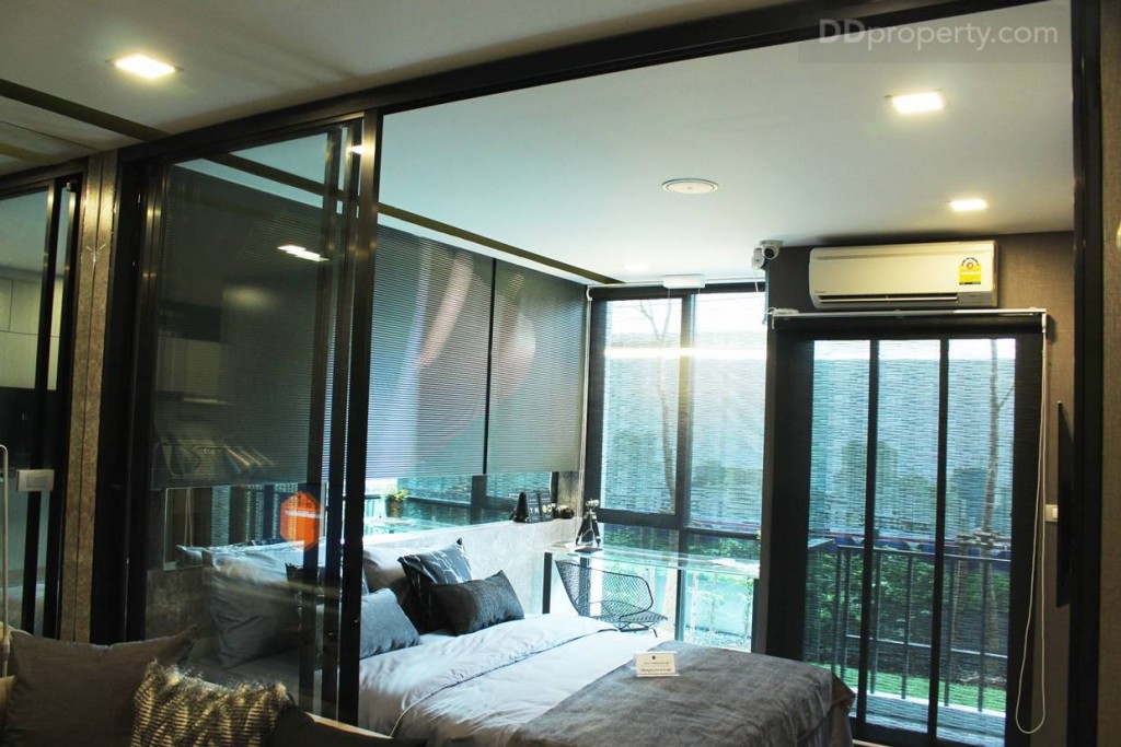 ฉากกั้นห้องเป็นกระจกบานเลื่อนสูงถึงงฝ้าเพดานแบบ 3 ตอน ขอบอลูมิเนียมดำ ด้วยกระจกบานใหญ่ที่สูงถึงเพดาน และความสูงของห้อง 2.4 เมตร ทำให้ห้องดูโปร่ง มากทีเดียว