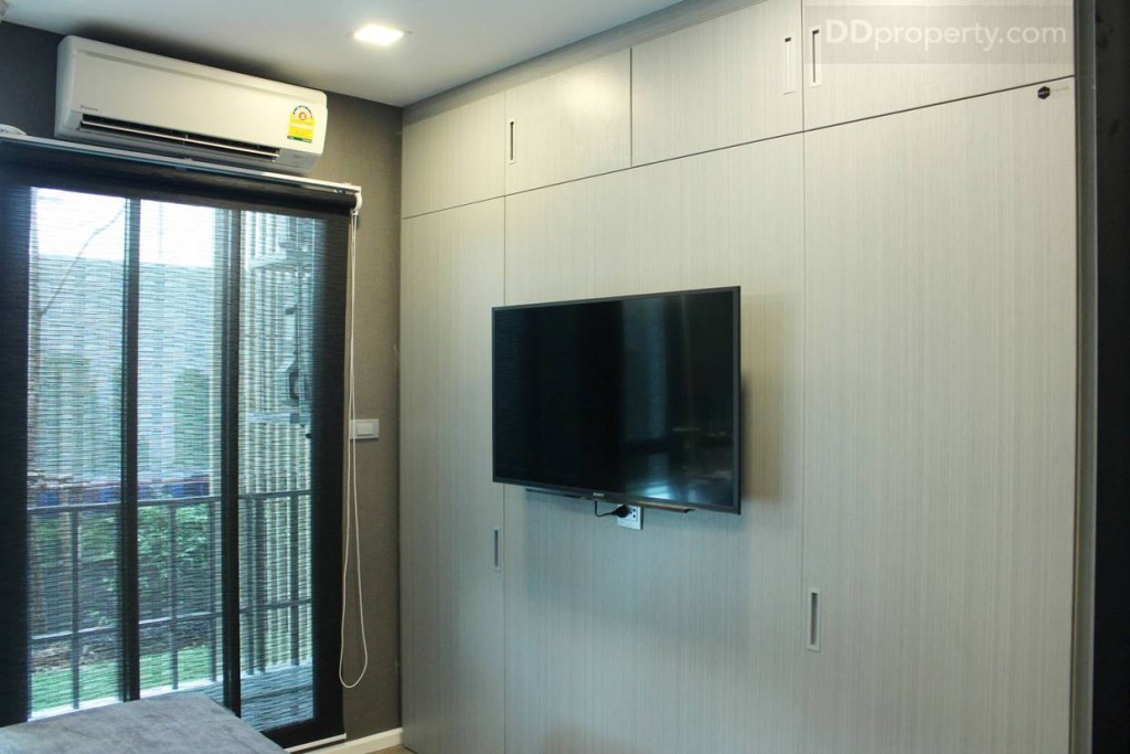 ผนังห้องนอนด้านปลายเตรียงบิวท์อินเป็นตู้เสื้อผ้า