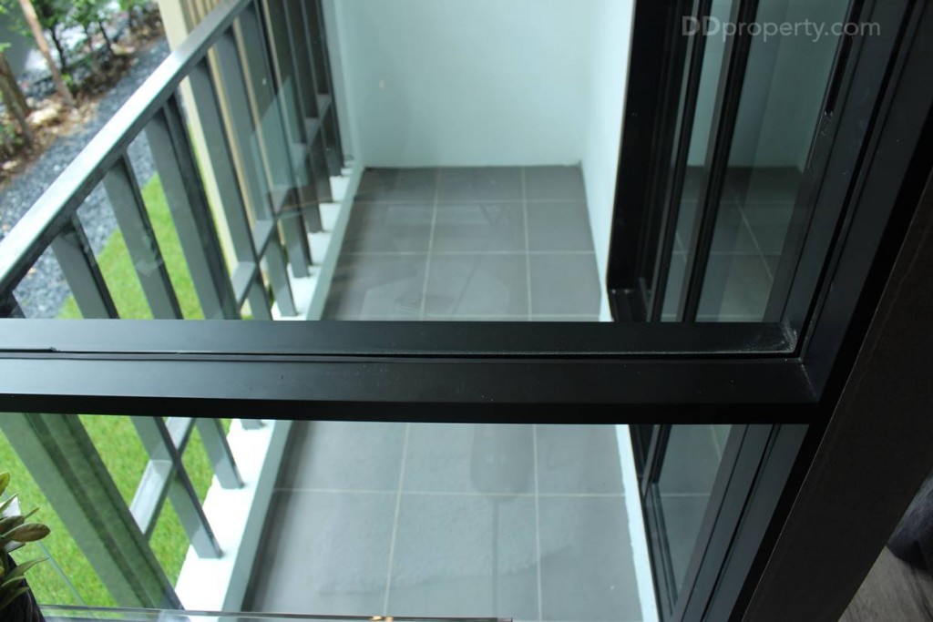 ระเบียงเป็นแนวยาวพร้อมมีการเดินระบบน้ำไฟ เพื่อวางเครื่องซักผ้า