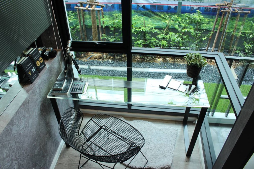 พื้นที่เข้ามุมทางโครงการน้ำโต๊ะทำงานมาวาง เป็นไอเดียในการแต่งห้อง