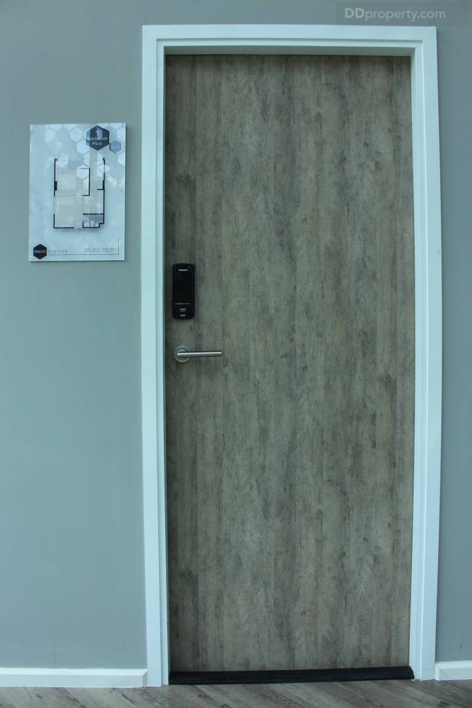 ประตูห้องเป็นประตูไม้จริง ตกแต่งด้วยลามิเนต พร้อมมือจับแบบก้านโยก พร้อม Digital Door Lock ของ Samsung เหมือนกันทุกห้อง