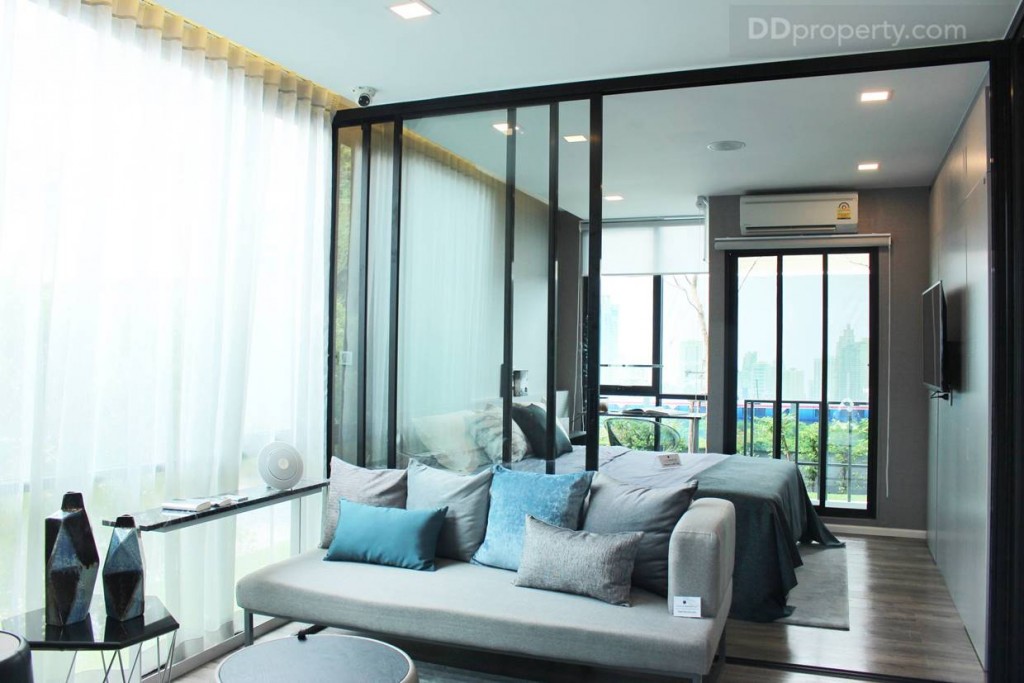 มุมมองภายในห้องตัวอย่าง พื้นที่ด้านห้องจะประกอบไปด้วย ห้องนั่งเล่น และห้องนอน