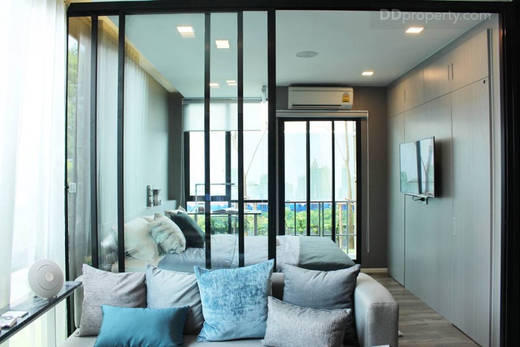 ห้องนี้จะได้เป็นโซฟาขนาด 1.80 เมตร หรือประมาณ 2 – 3 ที่นั่ง การจัดวางจะหันหน้าเข้ากำแพงบริเวณทางเข้าห้อง ส่วนด้านหลังจะเป็นห้องนอน