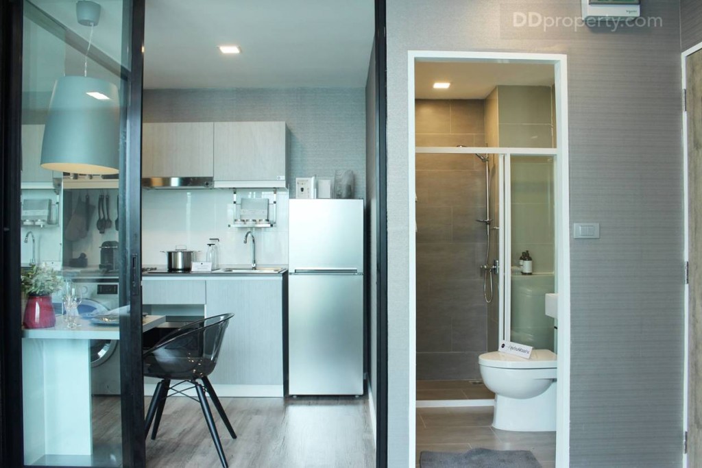 ฝั่งขาวมือของทางเข้าจะเป็นห้องน้พ และห้องครัวแบบปิด