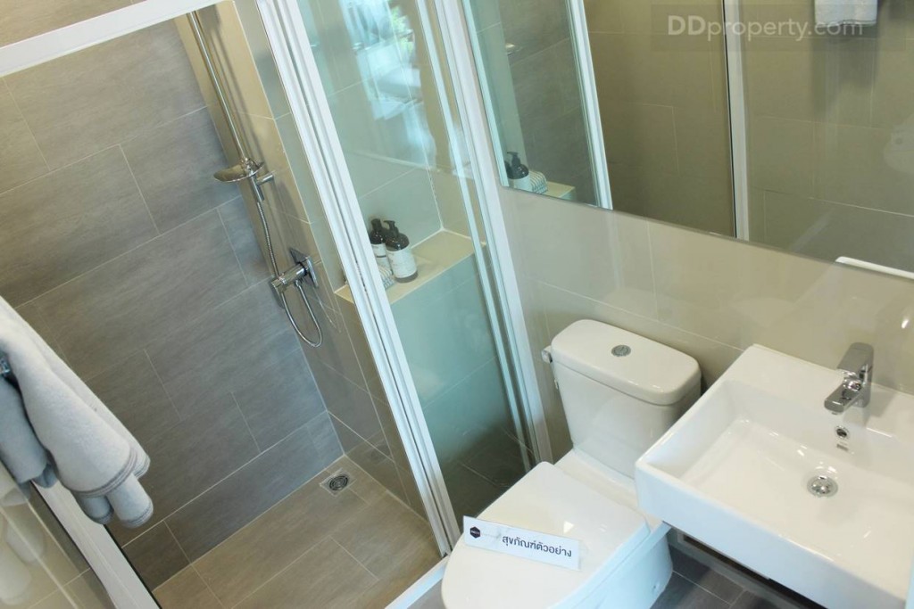 ห้องน้ำการการจัดวางแบบเดียวกันทุกห้อง ต่างแค่ขนาดเล็กน้อย ตัว Shower Box ที่ได้จะได้เป็นบานเลื่อน 3 ตอน กระจกเทมเปอร์