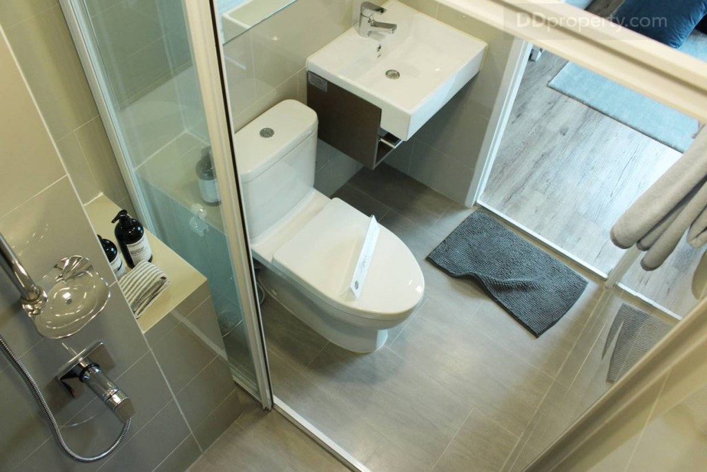 สุขภัณฑ์ ของ Kohler และ อ่างล้างหน้า Mogen สีขาว แบบมาตรฐาน