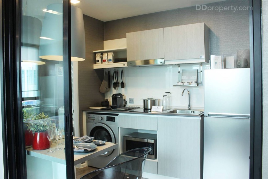 มายังส่วนของห้องครัวใน แบบปิด การที่โครงการเลือกใช้ฉากกันก็เพื่อการป้องกันกลิ่น และทำให้ห้องเป็นสัดส่วนมากขึ้น