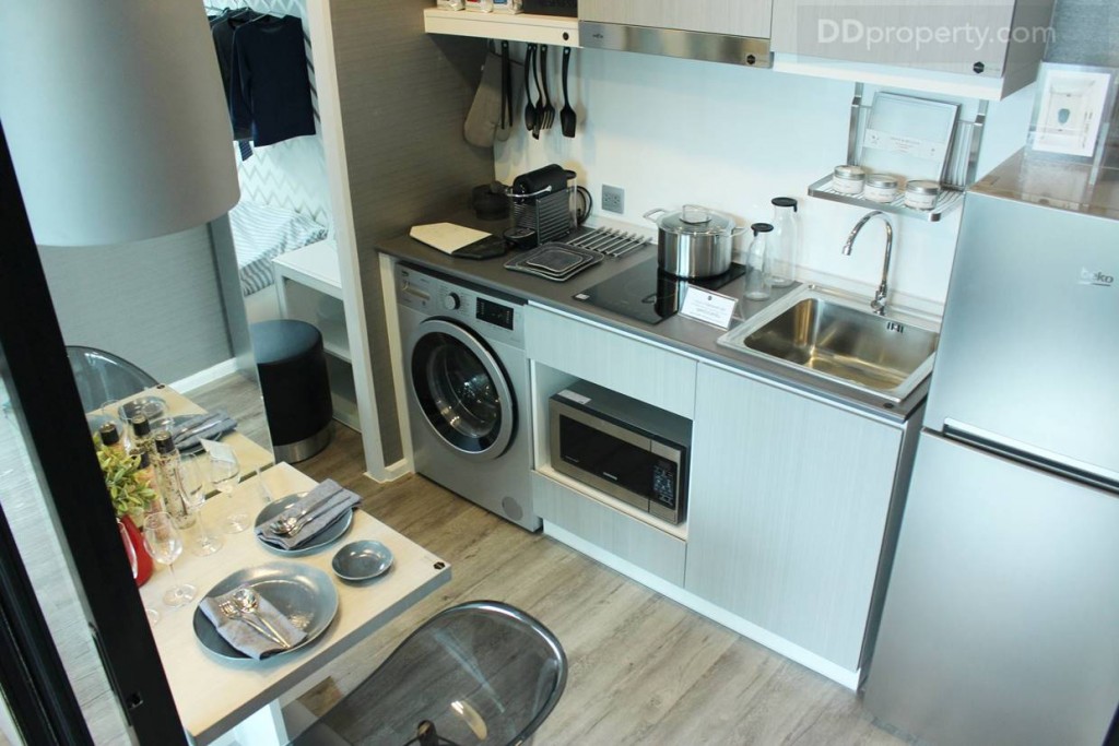 พื้นที่ภายในห้องครัวมีการออกแบบจัดวางอย่างเป็นสัดส่วน ชุดครัวบิวท์อิน 3 ส่วนมีทั้งพื้นที่เตรียมอาหาร ทำอาหาร และล้านทำความสะอาด พร้อมที่เก็บของด้านล่างและด้านบน