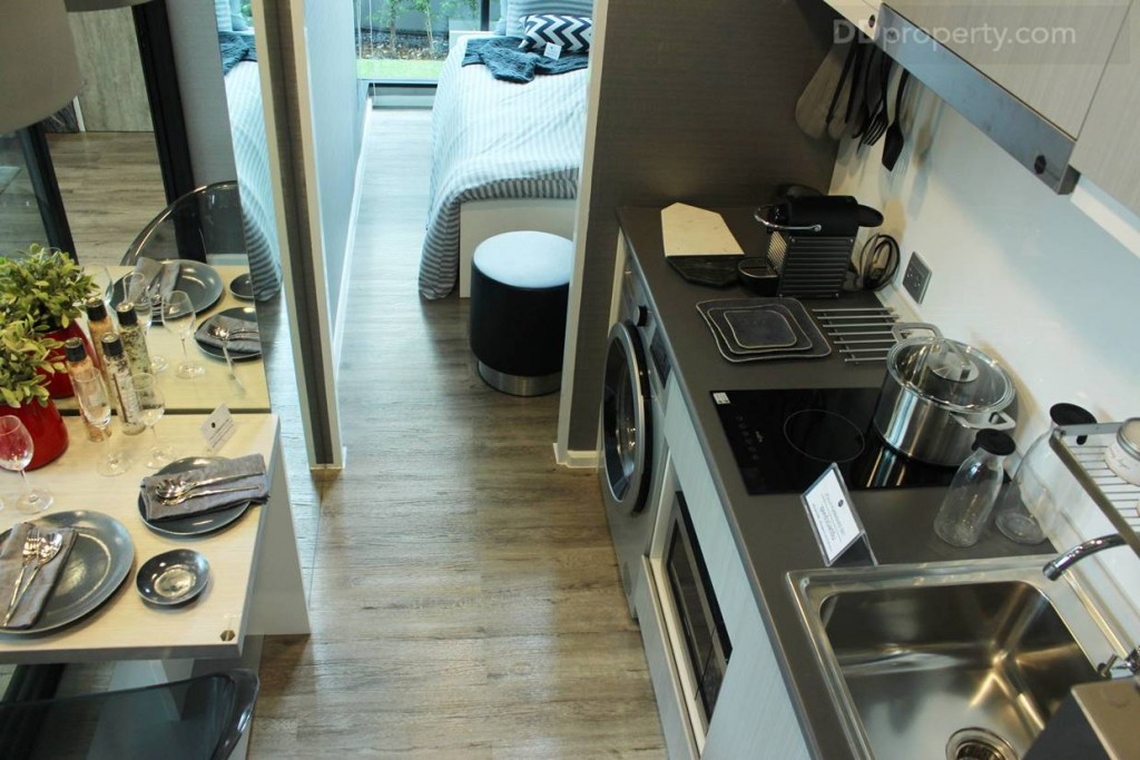 พื้นที่ทางเดินภายในห้องครัว ประมาณ 0.75 เมตร ส่วนด้านหน้าเป็นห้องอเนกประสงค์