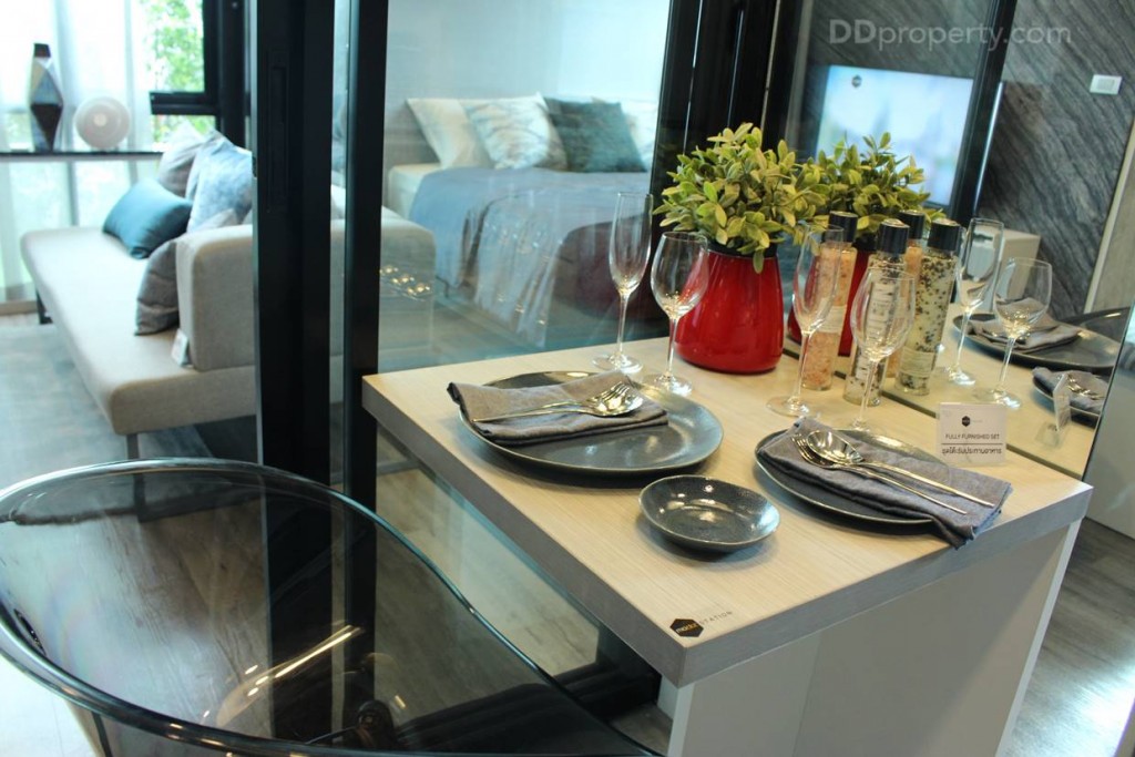 ห้องนี้มาพร้อมโต๊ะรับประทานอาหารแบบ 2 ที่นั่งวางเข้ามุม แต่เก้าอีกที่ที่เห็นจากห้องตัวอย่างจะไม่เหมือนกับที่แถมให้นะครับเป็นคนละแบบกัน