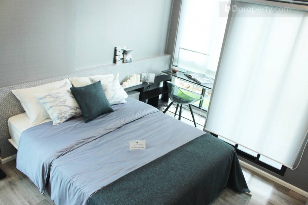 กลับมาที่ห้องนอน เตียงขนาด 5 ฟุตเช่นเดียวกัน ซึ่งมีให้มาพร้อมกับห้อง ส่วนโต๊ะทำงานบริเวณด้านข้างของเตียงมีใครเป็นแค่แนวทางในการตกแต่งห้องเท่านั้น