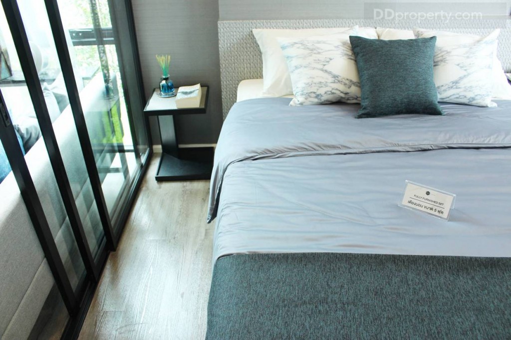 พื้นที่ข้างเตียง ภายในห้องนอน แสงให้เห็นว่างภายในห้องนอนไม่ได้แคบเลย