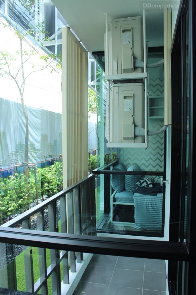 จากการเข้ามุมด้วยกระจกทำให้สามารถมองเห็นอีกห้องหนึ่ง และสามารถมองเห็นว่าด้านนอกได้มากขึ้นทำให้เหมาะที่จะเป็นมุมทำงานมากทีเดียว