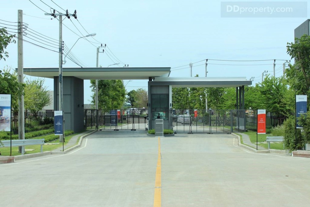 ตรงเข้ามาประมาณ 450 เมตร ก็จะถึงด้านหน้าทางเข้าโครงการ ถนนหน้าทางเข้าโครงการเป็นถนนขนาด 4 เลน กว้างประมาณ 16 เมตร