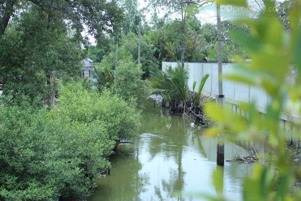 พื้นที่บริเวณด้านหน้าโครงการจะเป็นคลองธรรมชาติ ชื่อคลองบางด้วน รั้วรอบโครงการสูง 2.60 เมตร พร้อมเหล็กแหลมสูง 40 เซนติเมตร