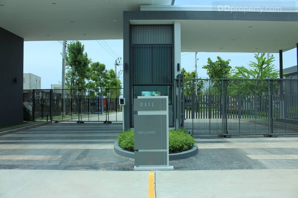 ทางเข้า-ออกโครงการเป็นระบบประตูเลื่อนแบบ Premium Security ตลอด 24 ชม. พร้อมกล้อง CCTV บริเวณประตูทางเข้า-ออก