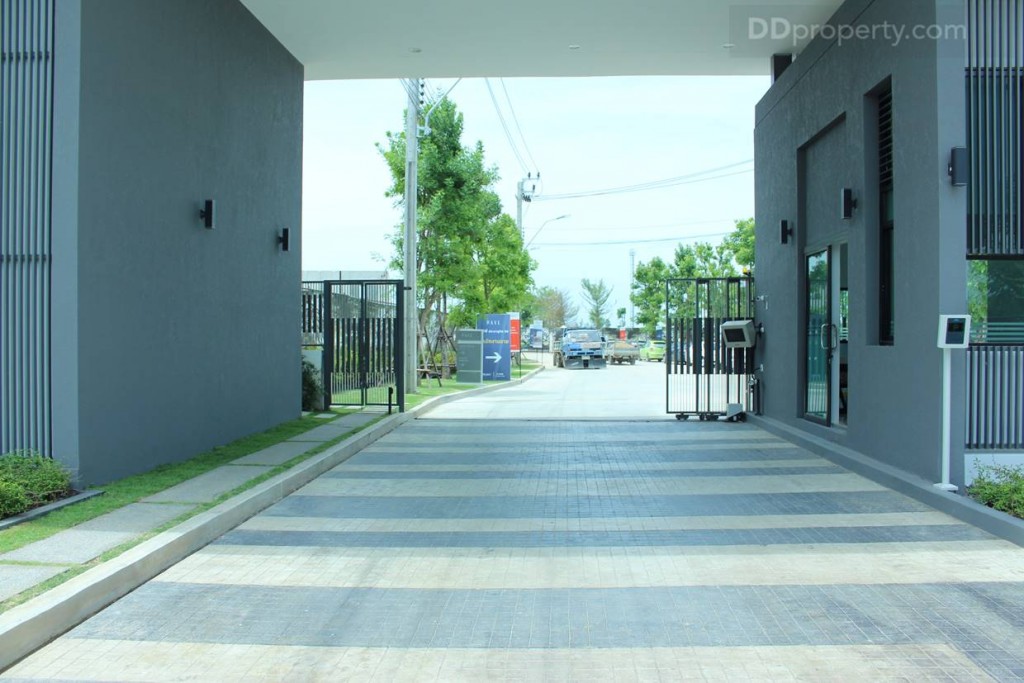 ถนนฝั่งทางเข้ากว้าง 8 เมตรโดยประมาณ ถนนเมนโซนหน้า กว้าง 14 เมตร