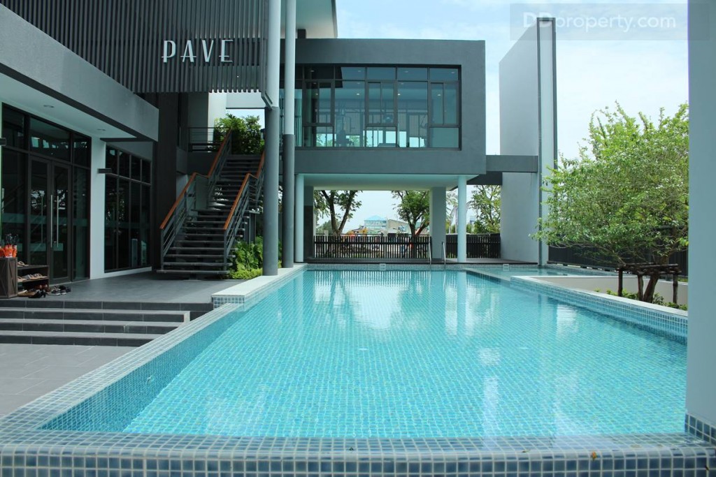 คลับเฮ้าส์จะเป็นรูปแบบอาคารสองชั้นสไตล์โมเดิร์น ประกอบไปด้วยห้องอเนกประสงค์ชั้นล่าง ซึ่งตอนนี้เป็นสำนักงานขายและสระว่ายน้ำ ชั้น 2 จะเป็นฟิตเนส และห้องอ่านหนังสือ