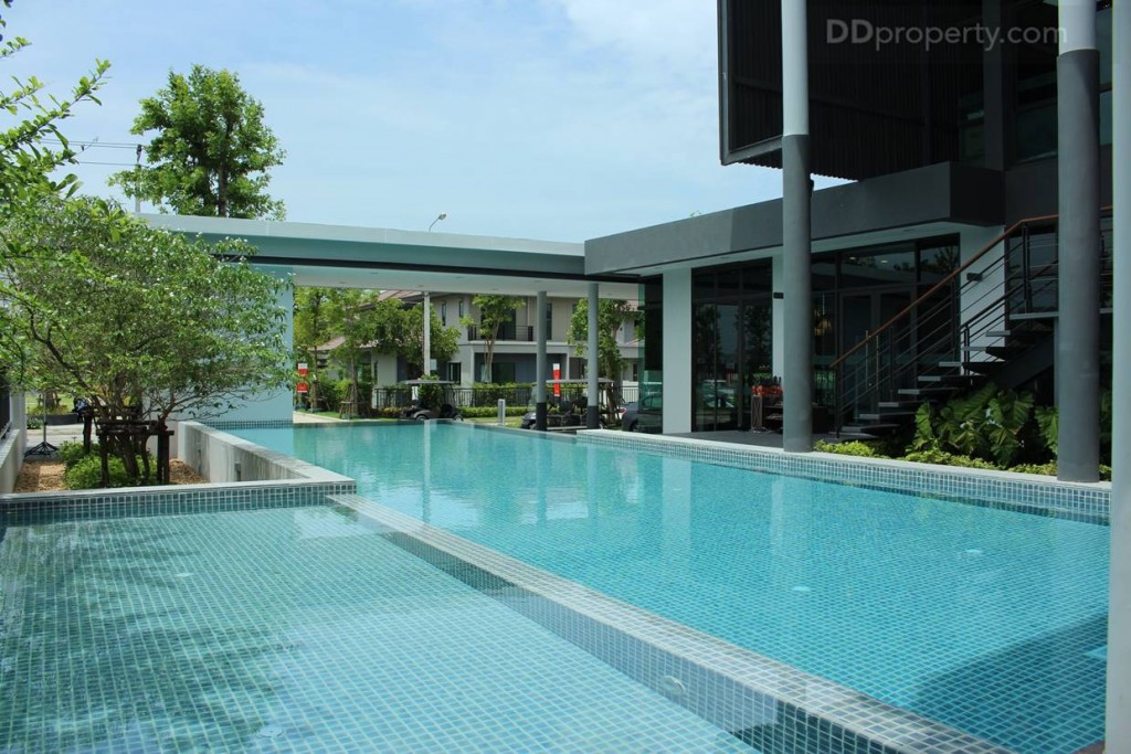 สระว่ายน้ำระบบเกลือมี 2 สระ ได้แก่ สระเด็กขนาด 4 x 10 เมตร และสระผู้ใหญ่อยู่ที่ 5.4 x 19 เมตรโดยประมาณ