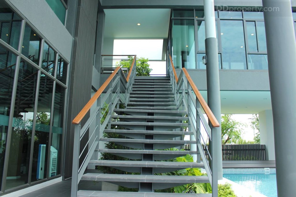 บันไดทางขึ้นชั้น 2 ของคลับเฮ้าส์