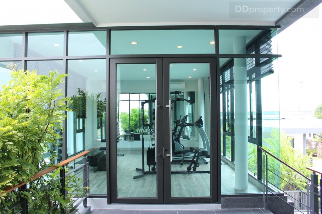 ด้านขวามือของทางขึ้นจะเป็นห้องฟิตเนส ขนาด 30 ตร.ม.