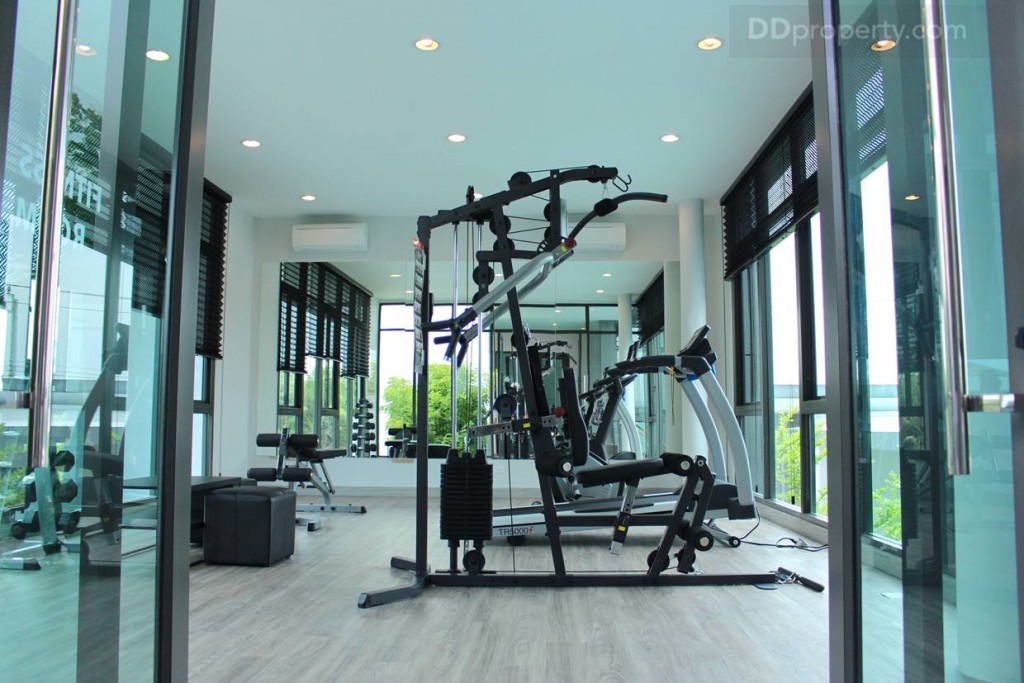 ภายในห้องฟิตเนสประกอบไปด้วย เครื่องออกกำลังกายอุปกรณ์รวม 1 ชุด ดัมเบล 1 ชุด ที่ซิทอัพ 1 เครื่อง และลู่วิ่ง 2 เครื่อง