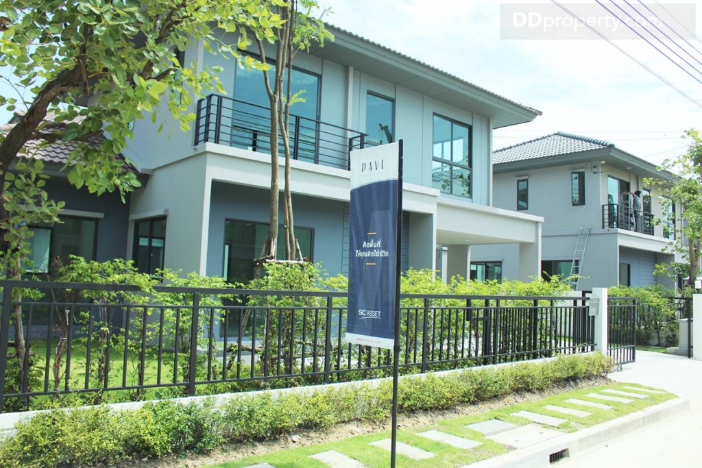 มุมมองจากด้านหน้าของตัวบ้าน โดยบ้านแต่ละหลังจะมีรั้วเหล็ก พร้อมประตูบ้านเลื่อนมาให้