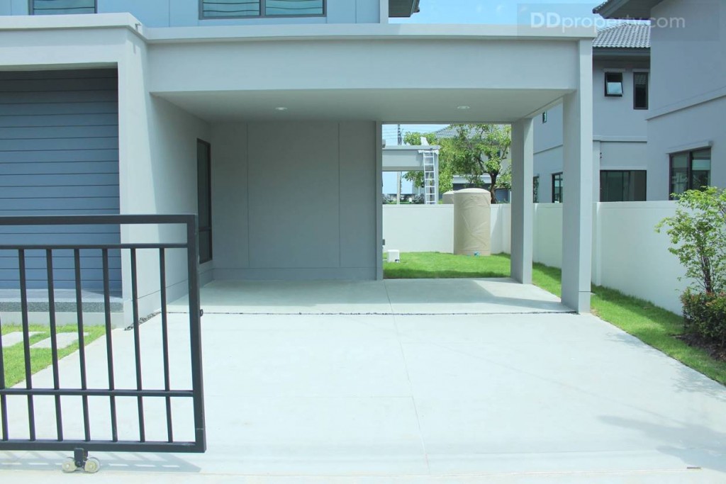 พื้นที่จอดรถหน้าบ้านเป็นพื้นคอนกรีตฉาบเรียบ หน้ากว้าง 5 เมตร สามารถจอดรถได้ถึง 2 คัน