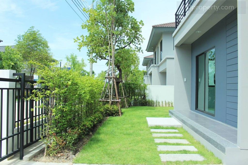 พื้นที่ด้านซ้ายของบ้านเป็นสนามหญ้า และทางเข้าหลักไปยังห้องรับแขก