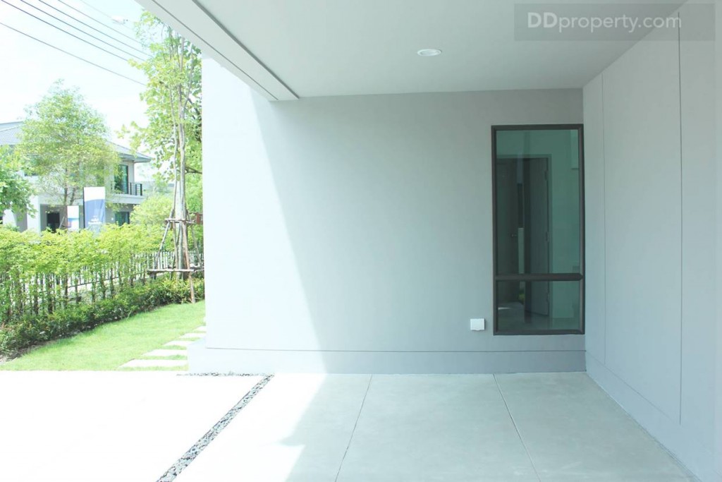 ผนังของตัวบ้านเป็นแบบ พรีแคส ซึ่งมีความคงทน แข็งแรง บริเวณที่จอดรถมีการเดินระบบไฟ และ ไฟแบบดาวน์ไลท์จำนวน 2 ดวง พร้อมบานกระจกแบบบานฟิกซ์