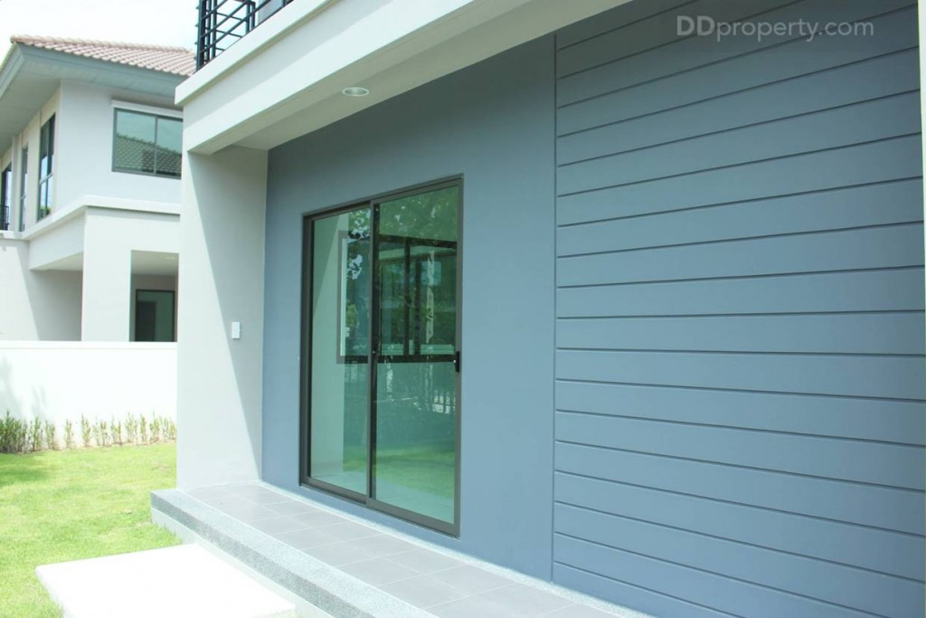 บริเวณทางเข้าในตัวบ้านมีการยกระดับจากพื้นสนามหญ้า มีความเป็นสัดส่วน