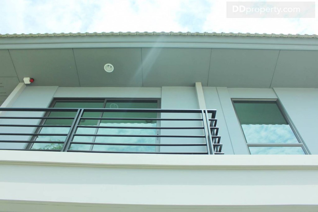 ส่วนพื้นที่ชั้นบนด้านหน้าจะเป็นห้องนอนใหญ่จะติดสัญญาณกันโขมย ที่ทางโครงการให้มาพร้อมกับบ้าน