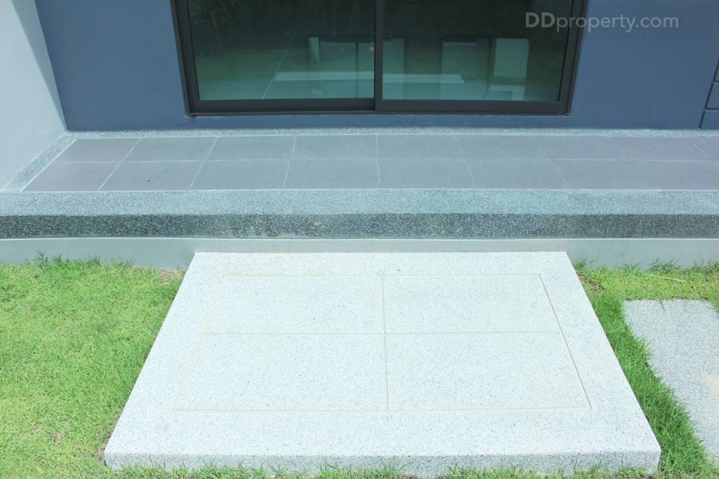 มีการนำหินพักเท้ามาวางไว้ให้เป็นทางเดินมายังทางเข้า