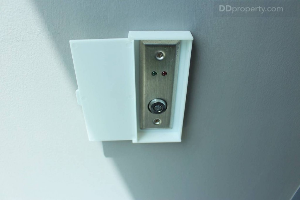 จุดเปิด-ปิดสัญญาณกันโขมยจะอยู่ด้านซ้ายของทางเข้าบ้าน ทั้งนี้ก็เพื่อสะดวกต่อการใช้งาน