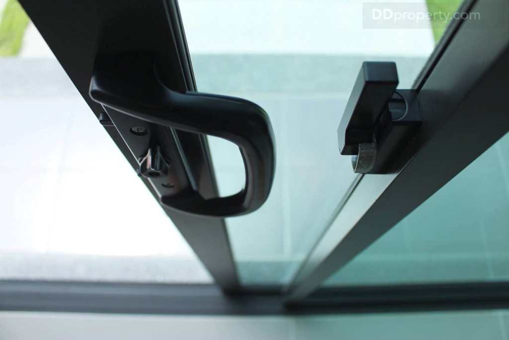 ด้ามจับบานประตูเลื่อนเป็นแบบหูจับสีดำซึ่งสะดวกต่อการใช้งาน