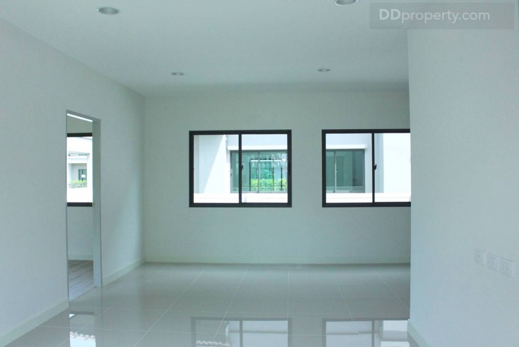 เข้ามาก็จะเจอกับพื้นที่ห้องโถงของตัวบ้าน ด้านขวามือมีการวางระบบปลั๊กไว้ให้ เหมาะสำหรับตั้งชั้นวางทีวี โดยบริเวณนี้มีความกว้าง ประมาณ 2 เมตร และฝั่งซ้ายสามารถเอาโซฟามาวางไว้สำหรับนั่งเล่น และรับแขก พื้นบ้านจะเป็นพื้นกระเบื้องแกรนิตโต้ผิวมันเรียบ