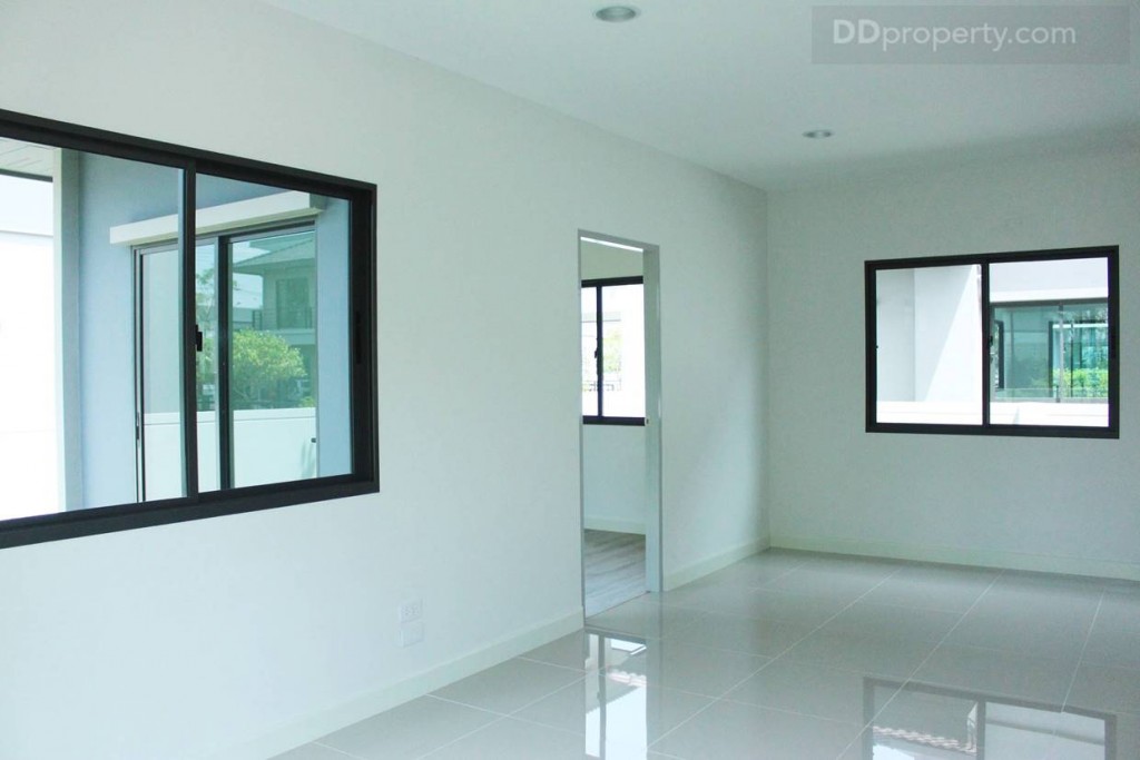 พื้นที่ด้านซ้ายสามารถวางโซฟาขนาด 3 ที่นั่งได้สบายๆ เหนือขึ้นไปจะมีหน้าต่างบานเลื่อนแบบ 2 ตอนขนาด 1 x 2 เมตร เพื่อเปิดรับแสงและลมธรรมชาติ