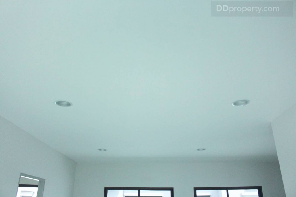 ไฟดาวน์ไลท์ภายในห้องนั่งเล่นนี้มีทั้งหมด 6 ด้วย เพดานห้องชั้นล่างนี้สูง 2.4 เมตร โดยประมาณ